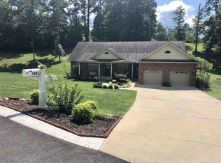 402 Pinecrest Dr, Huntington, WV 25705