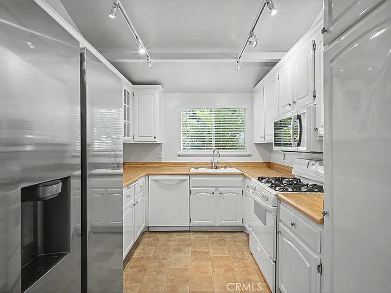 21019 Gresham St #22 — Photo 6