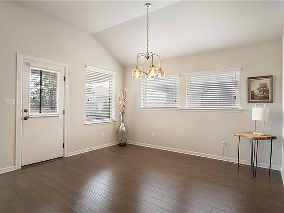 3rd image of 242 Krupp Ave