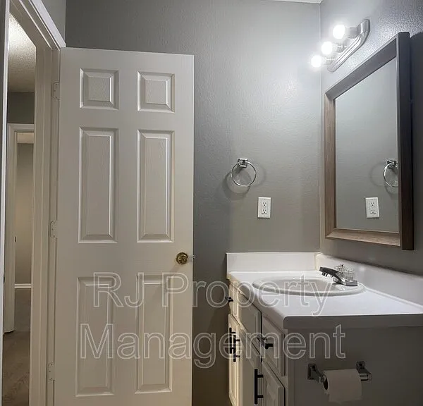 4817 Royal Run Dr — Photo 15