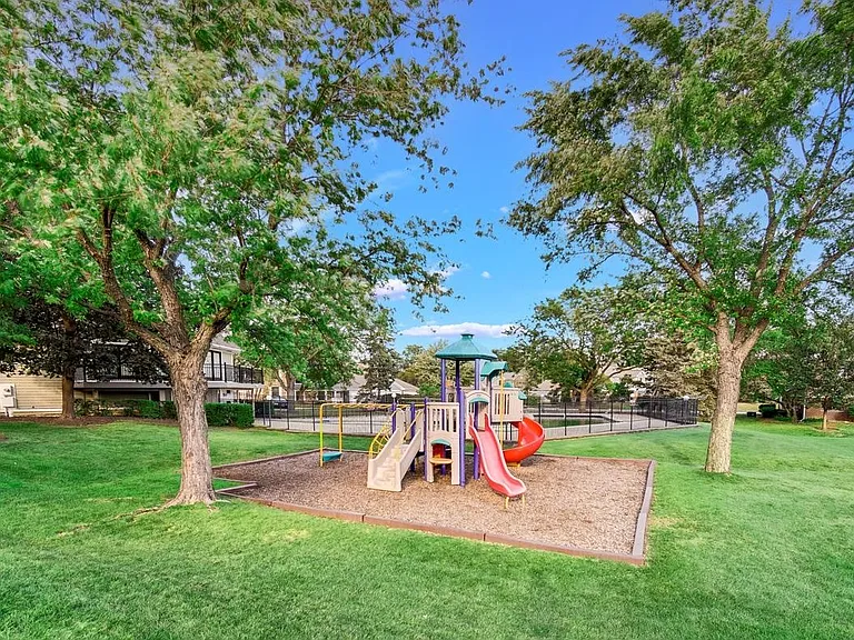 321 Maplewood Ct #B1 — Photo 22