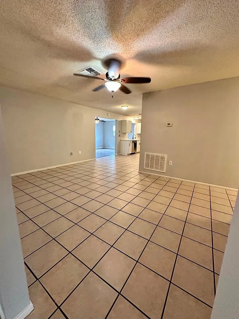 3 bedroom 2 bathroom house fully fenced in yard — Photo 2