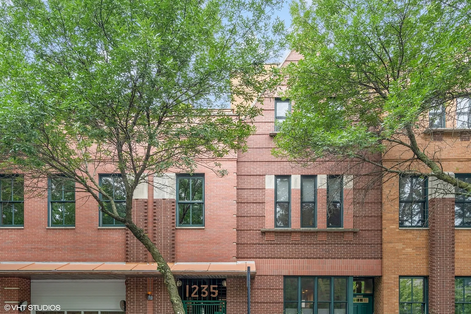 1235 W George St APT 215 photo 1