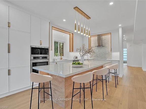 3rd image of 390 Southcote Rd