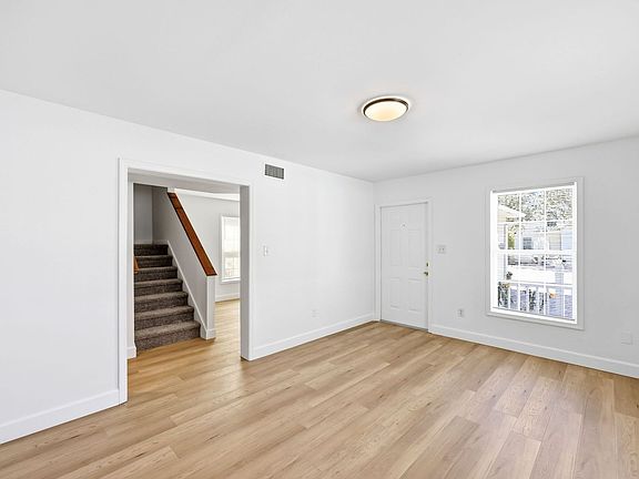 5th image of 353 Leawood Cir