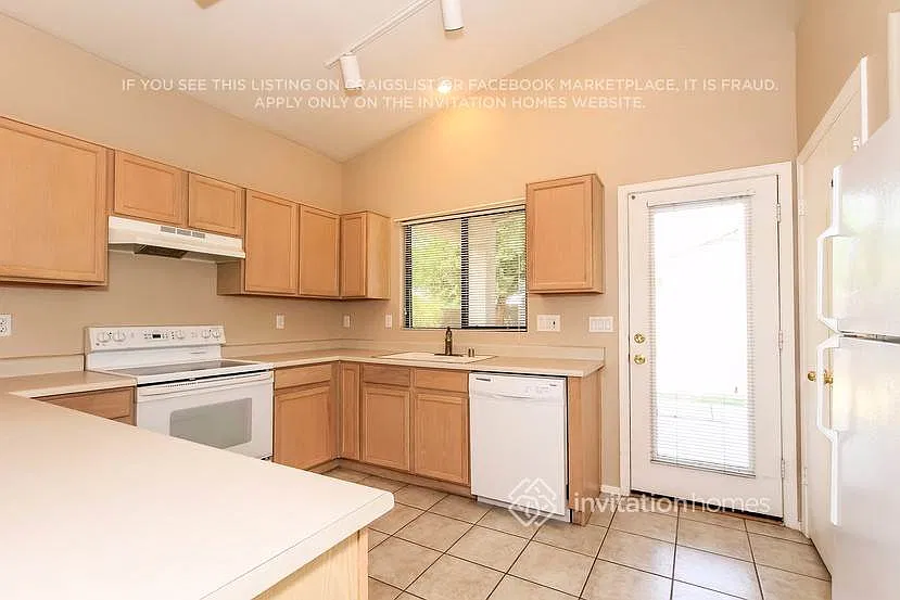 8934 W Paradise Dr Peoria, AZ 85345 — Photo 4