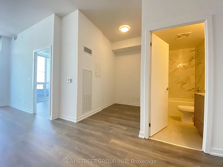 36 Manor Rd E #302 — Photo 5