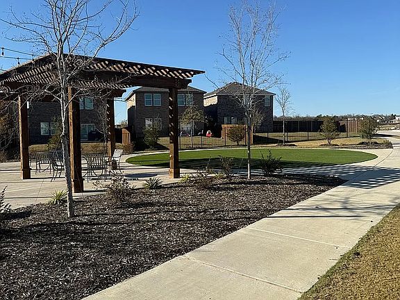 3rd image of 2114 Meadow Park Dr