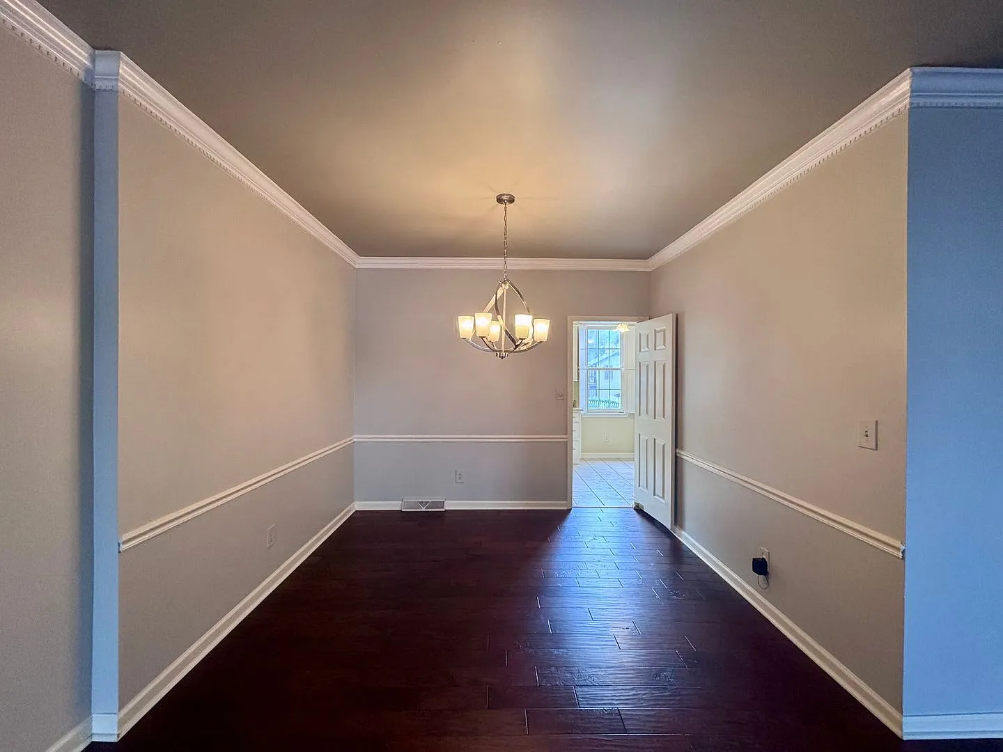 Shows Property — Photo 3