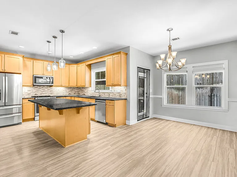 808 Willow St — Photo 3
