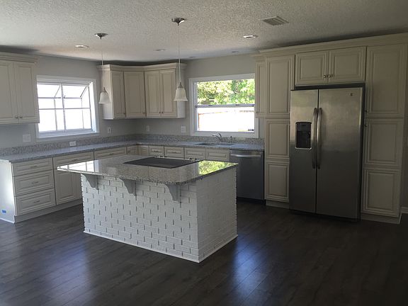 4th image of 2115 The Woods Dr E