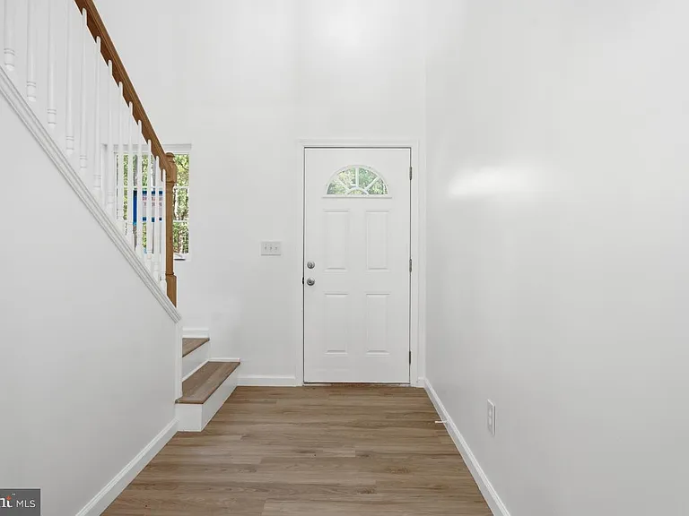 104 Hazel Dr — Photo 3