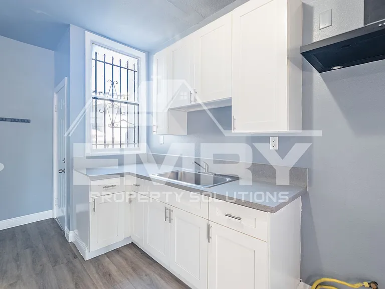 4302 S Hoover St — Photo 6