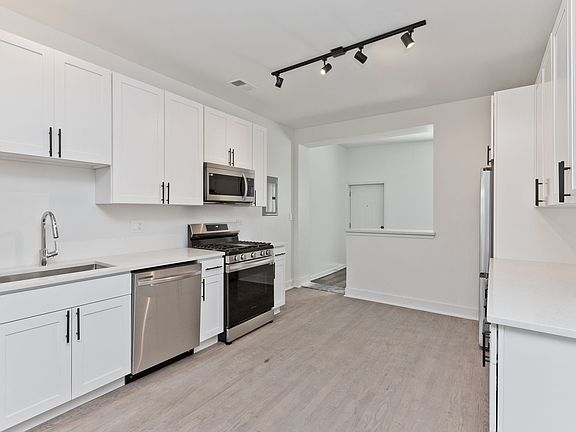 3rd image of 2464-70 N Lincoln Ave #2470-3N