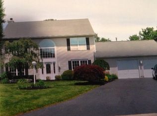 10 Sunnywoods Rd, Manalapan, NJ 07726