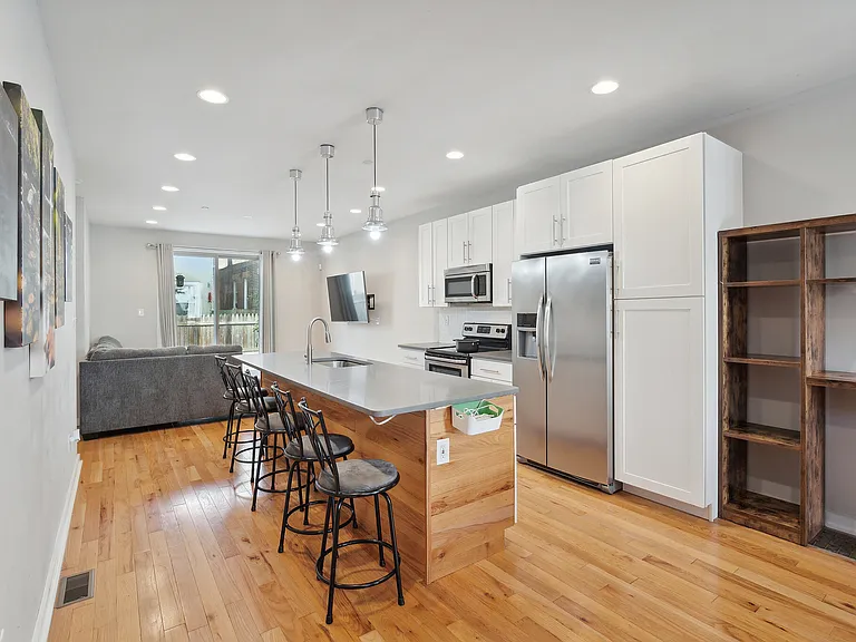 1246 E Fletcher St — Photo 1