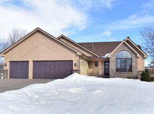 9240 Nantwick Rdg, Minneapolis, MN 55443