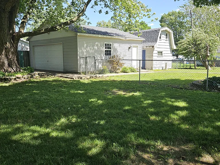 711 N Hemlock St — Photo 4