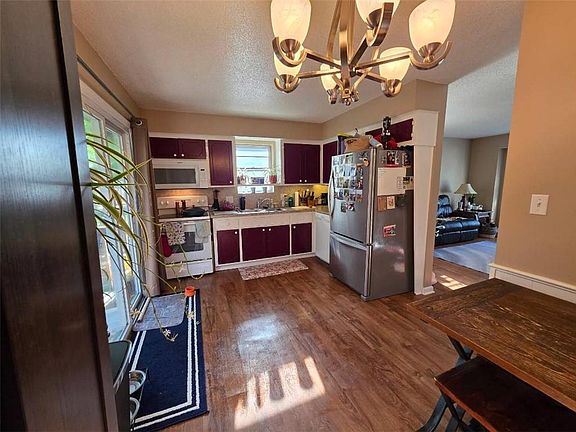2nd image of 1903 E Lindenwood Cir