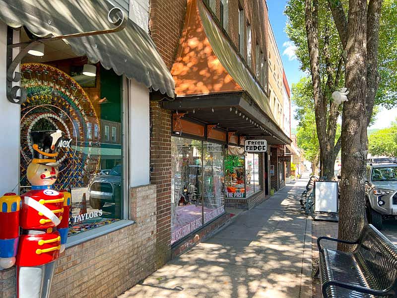 Walkable downtown Brevard, NC_local shops, cafes, and galleries just minutes from the home. Ideal for relocation clients, traveling professionals, and month-to-month renters seeking convenience near Pisgah National Forest.