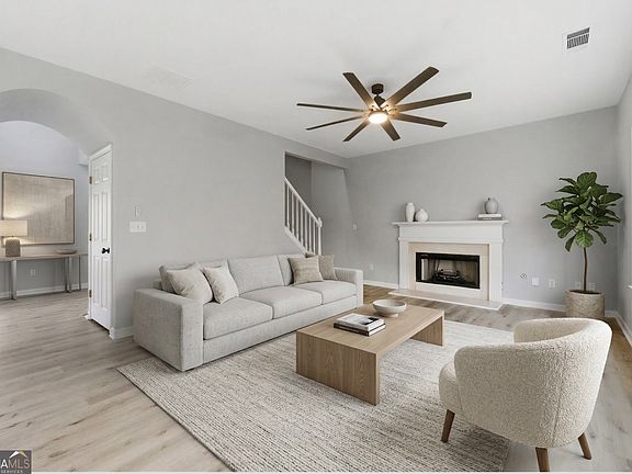 3rd image of 813 Cork Oak Ln
