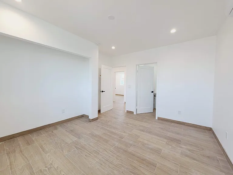 11818 S Main St — Photo 7