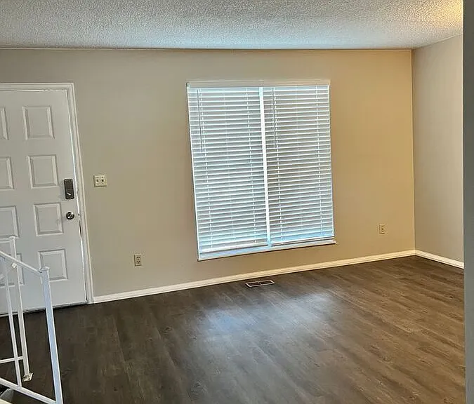 11194 Forest Ave — Photo 2