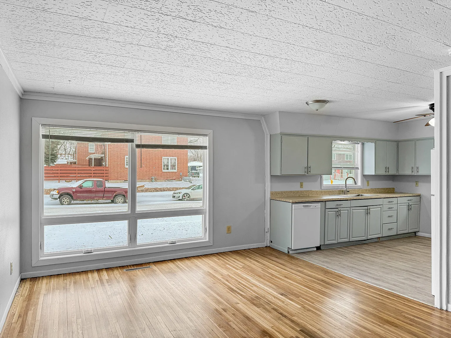2 bed, 1400 sqft, $1,350 — Photo 2