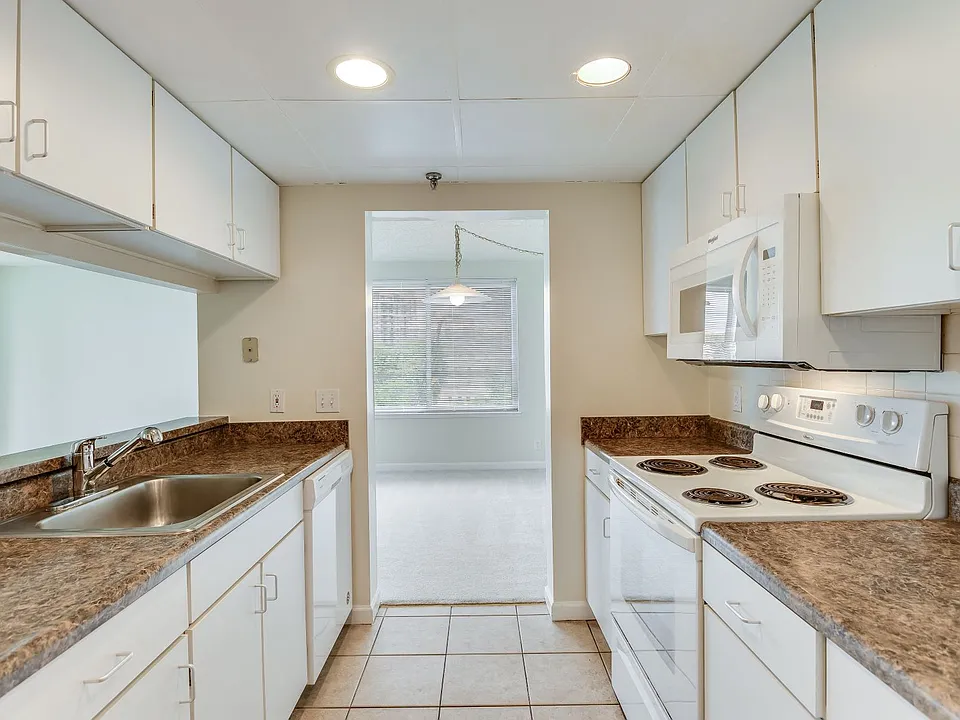Apartment kitchen with classic finishes