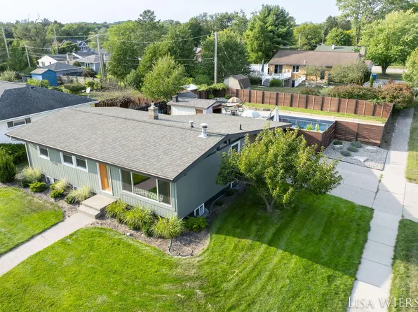 529 Arlington Ave, Grand Haven, MI 49417