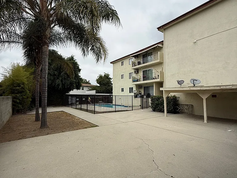 Royal Wyandotte Apartments — Photo 18