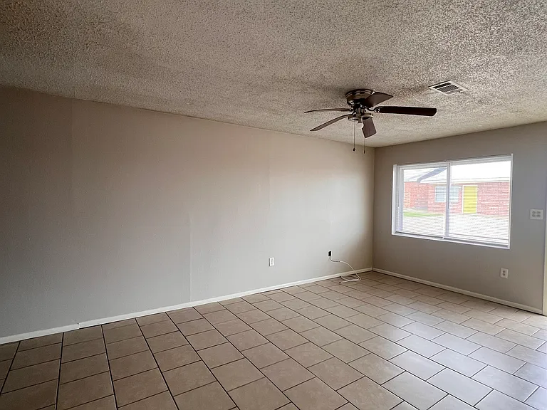 1605 University Pkwy #11 — Photo 3