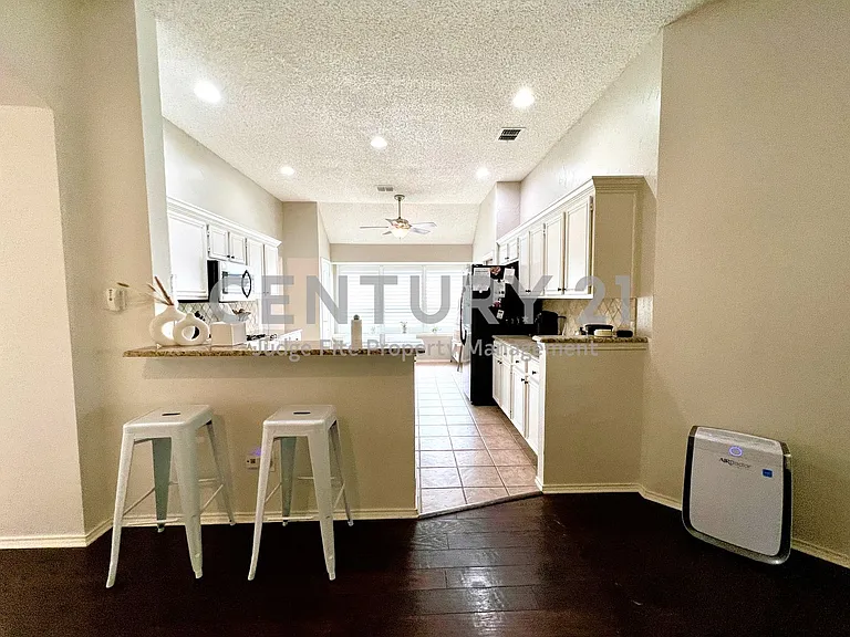 11413 Huntington Rd — Photo 16