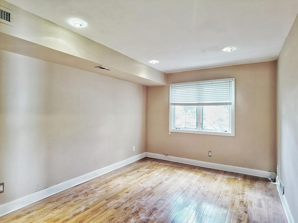 1st image of 379 Grantwood Ave #1