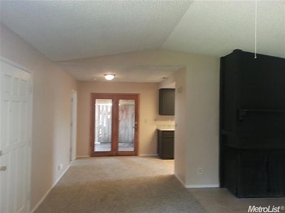 3rd image of 1008 Castle Oaks Dr