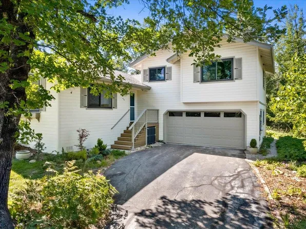 424 Adams Dr, Mount Shasta, CA 96067