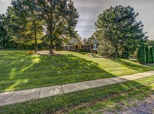 12613 Camberley Forest Dr, Herndon, VA 20171