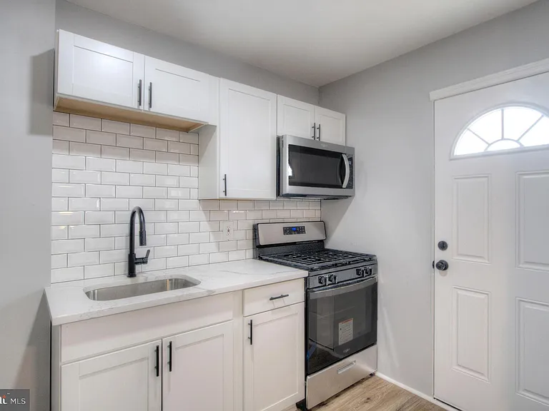 1327 Jackson St — Photo 17