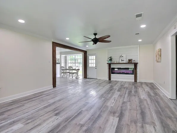 15424 Country Rd, Greenwell Springs, LA 70739