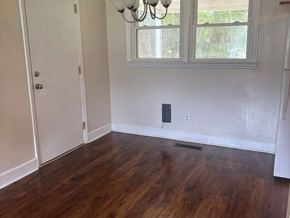 3rd image of 206 Bryan St