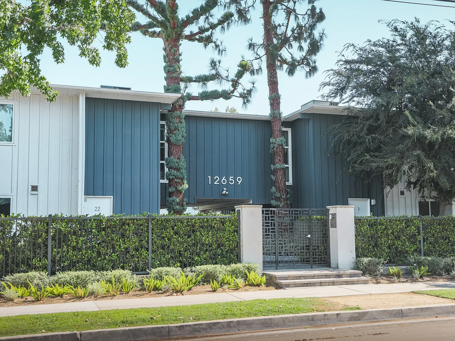 12659 Moorpark Apartments — Photo 3
