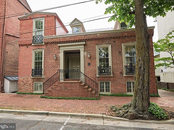 2nd image of 207 N Fairfax St