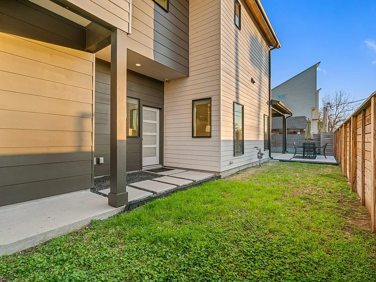 3802 Commerce St — Photo 16
