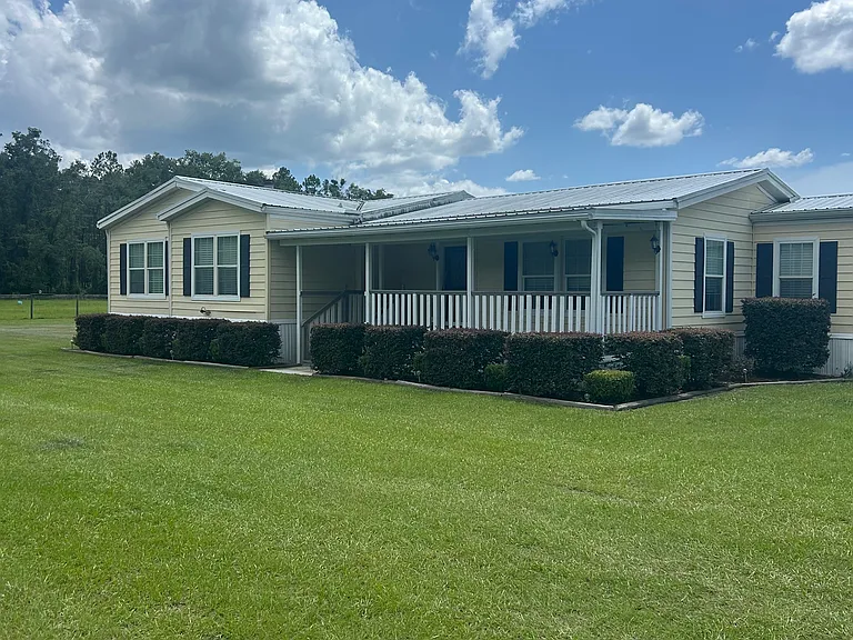 394 SW Lunsford Ter — Photo 1