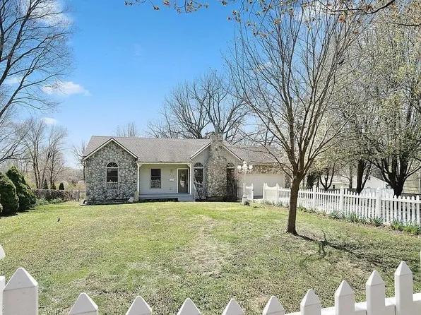 305 NE Forest Ave, Lees Summit, MO 64063