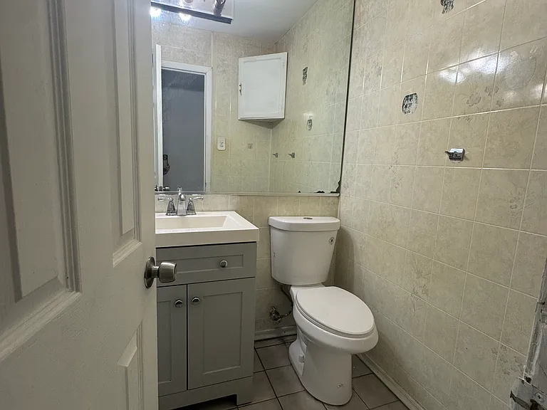 27 Laredo Ave #1F — Photo 3