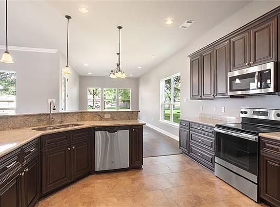 3rd image of 131 Somerset Dr
