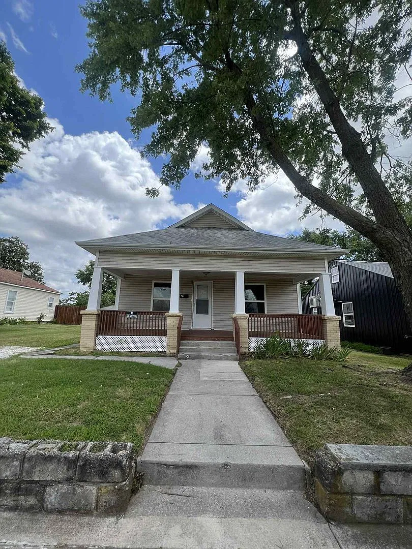 Coming Soon: ! Joplin: Beautiful, Spacious 4 Bedroom/ 3 Bathrooms House With Shed And Close To Ho... — Photo 2