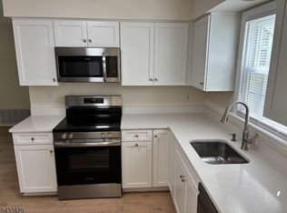87 Junco Ct, Three Bridges, NJ 08887