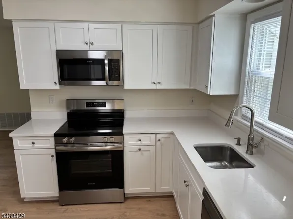 87 Junco Ct, Three Bridges, NJ 08887